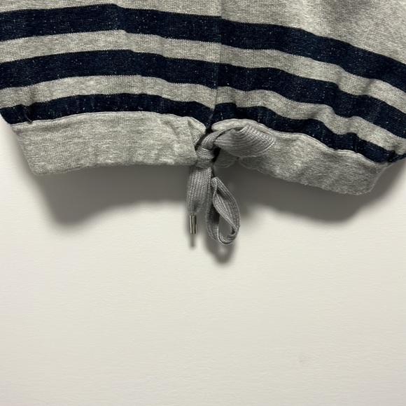 Great condition Adidas cinched bottom sweater in xs - Picture 4 of 6